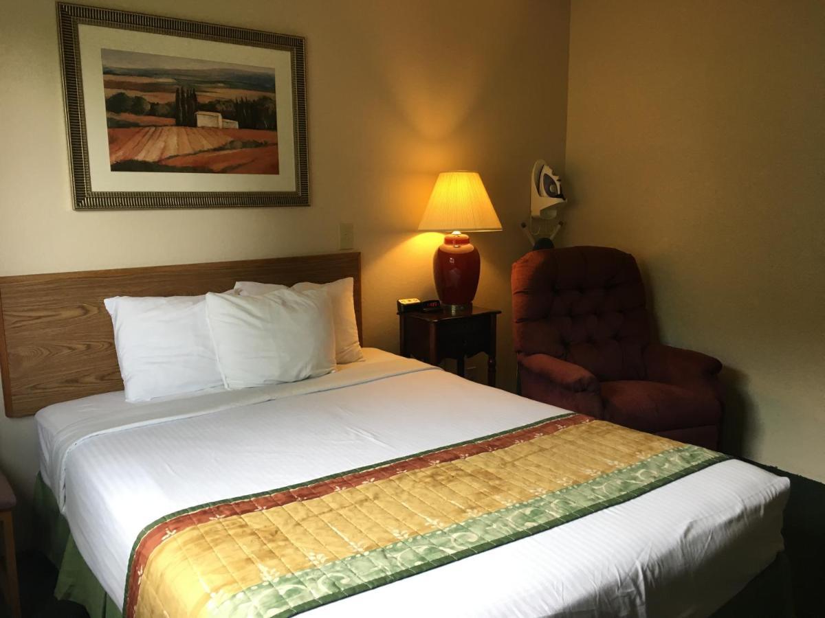 Cassville Four Seasons Inn & Suites Esterno foto