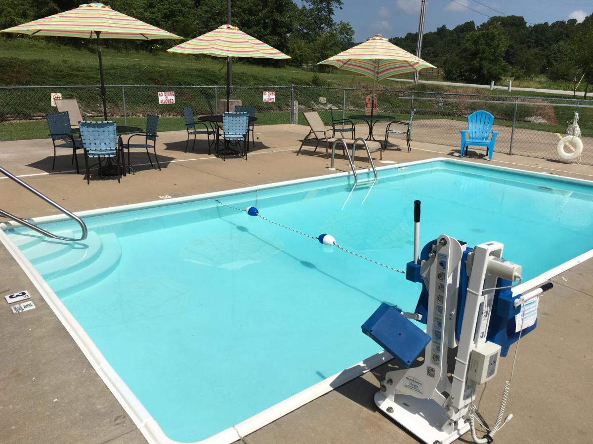 Cassville Four Seasons Inn & Suites Esterno foto
