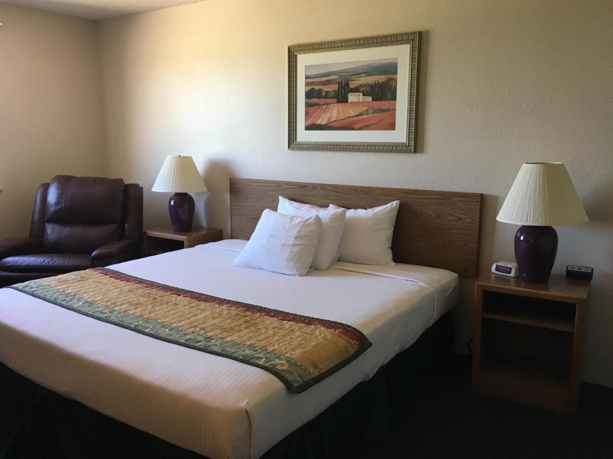 Cassville Four Seasons Inn & Suites Esterno foto