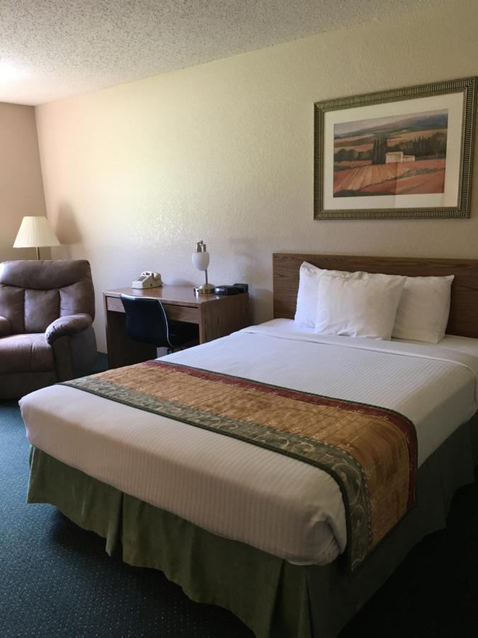 Cassville Four Seasons Inn & Suites Esterno foto