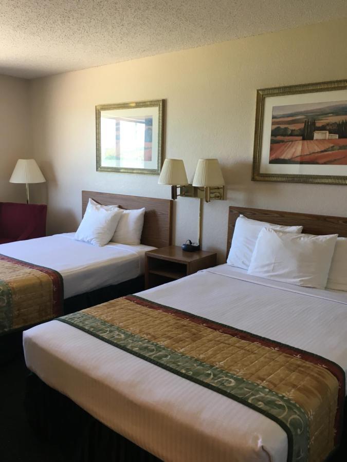 Cassville Four Seasons Inn & Suites Esterno foto