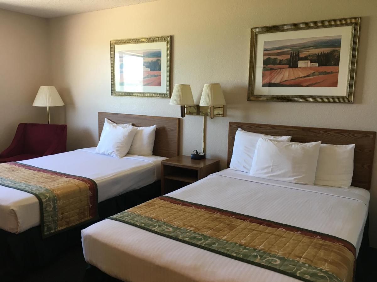 Cassville Four Seasons Inn & Suites Esterno foto