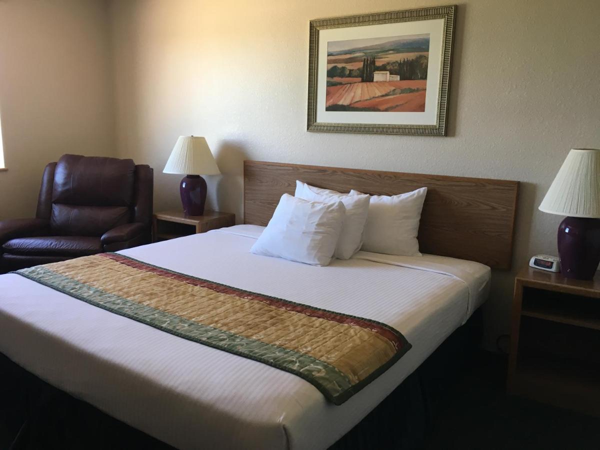 Cassville Four Seasons Inn & Suites Esterno foto
